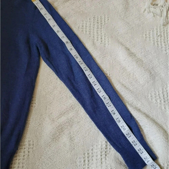 Blue Wool  knit V-neck sweater - Picture 6 of 9